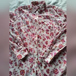 GAP Ladies Lightweight Button Up Blouse.  Size Medium. Long Sleeves.